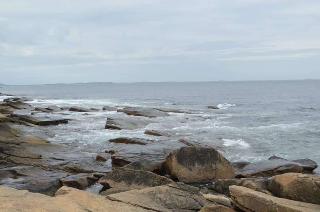 Rocks at the ocean\'s edge