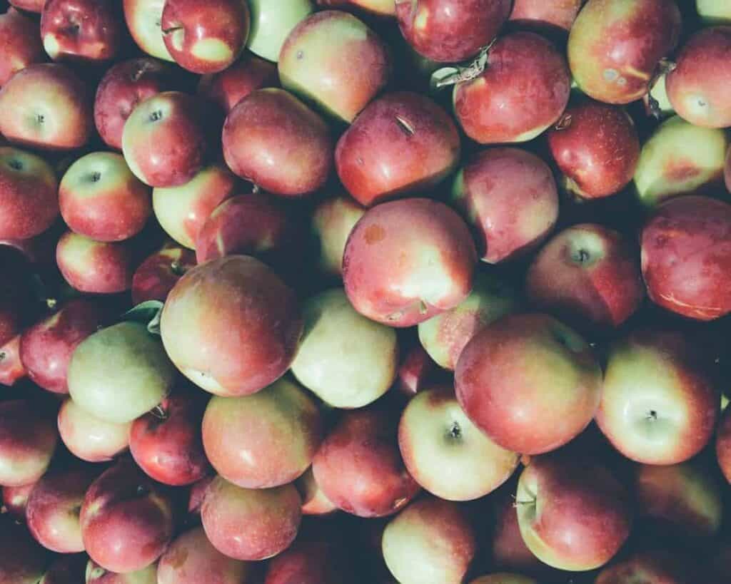 A closeup of a pile of apples