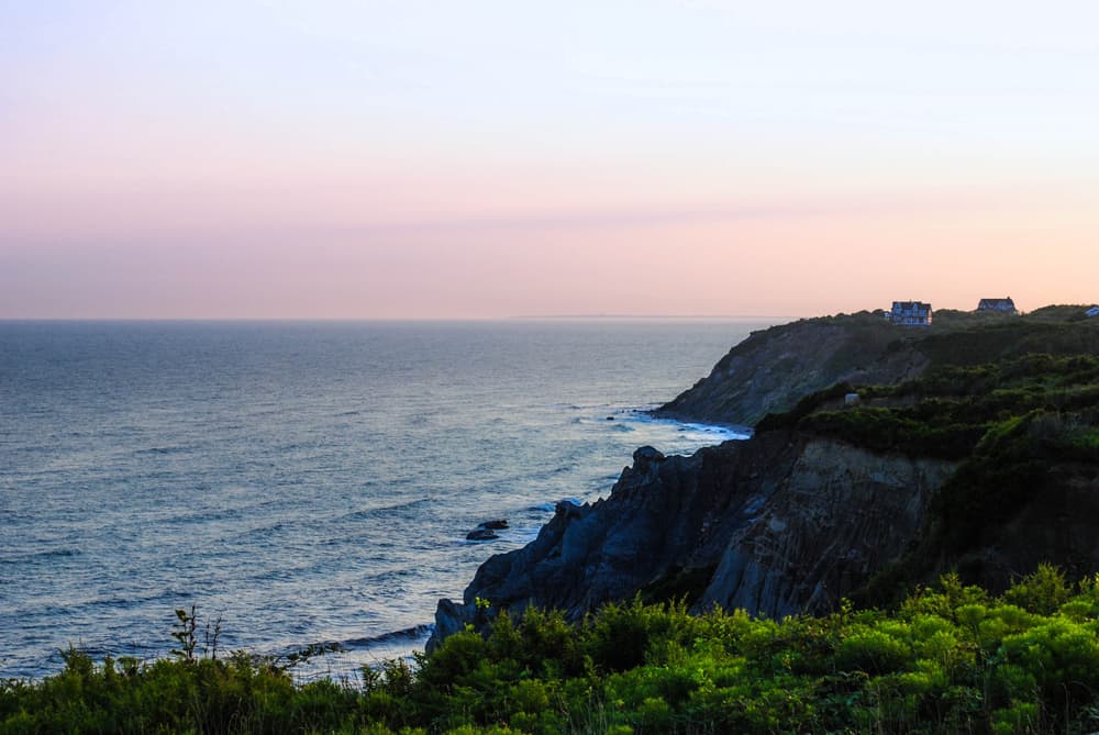 Seaview of the ocean next to the cliffs at Mohegan Bluffs