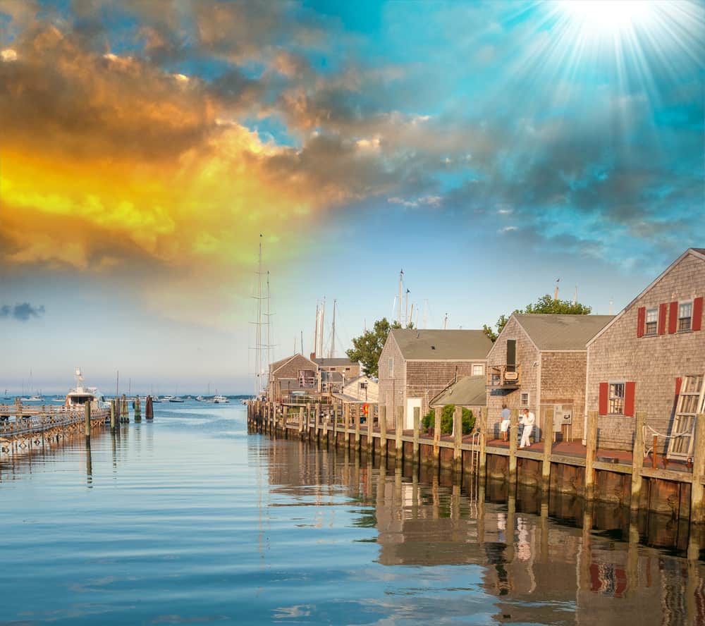 Houses next to the water on a beautiful sunny day