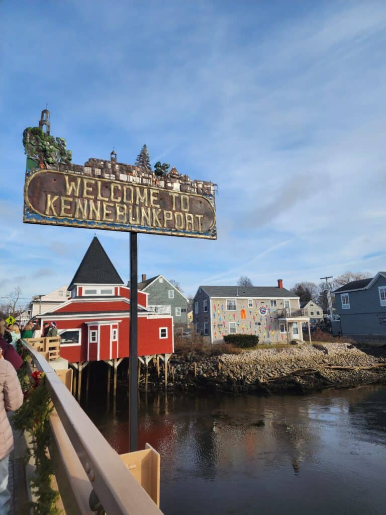 A sign reads "Welcome to Kennebunkport" above the water